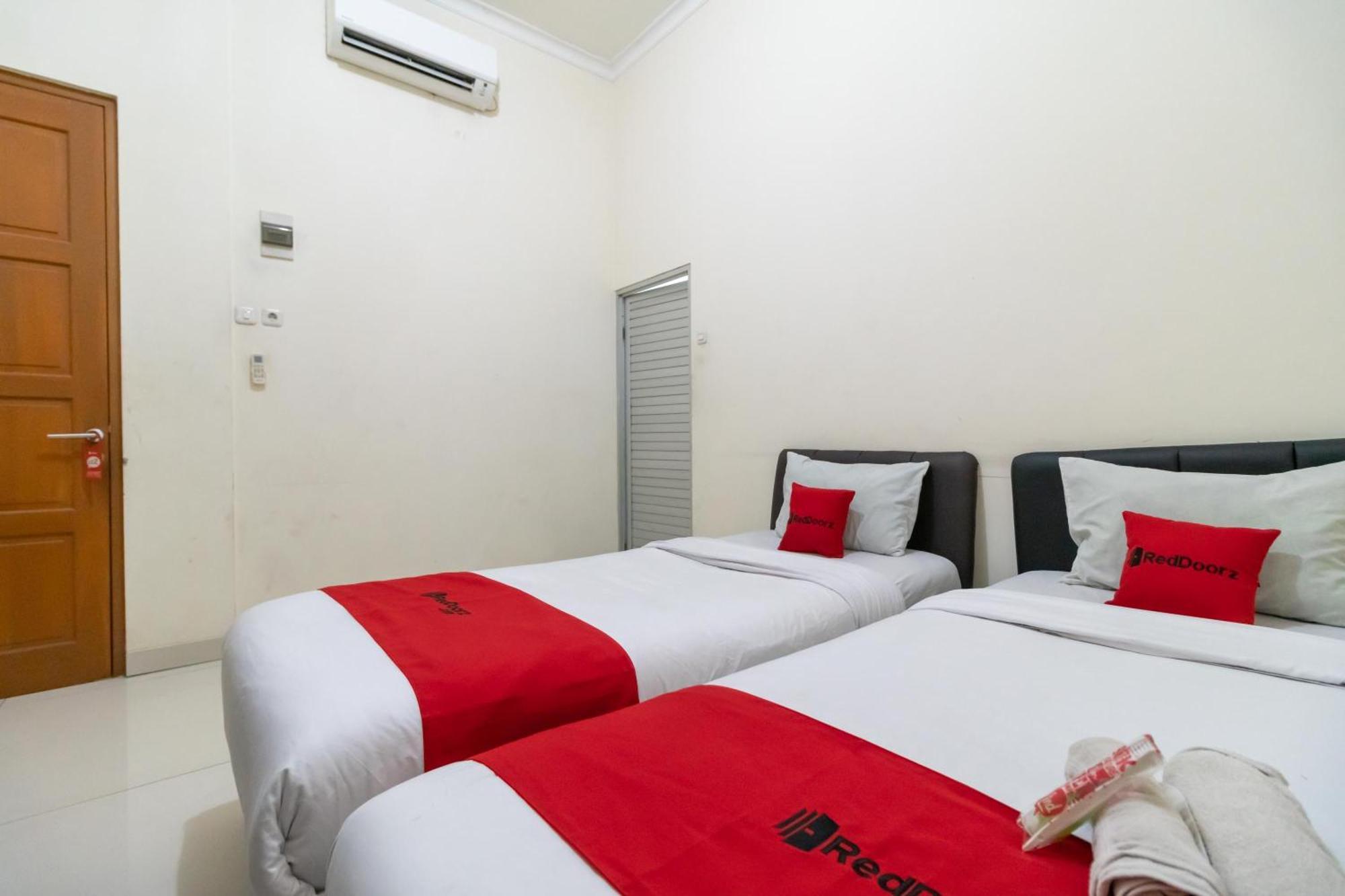 Reddoorz Near Universitas Esa Unggul Bekasi Harapan Indah Eksteriør billede