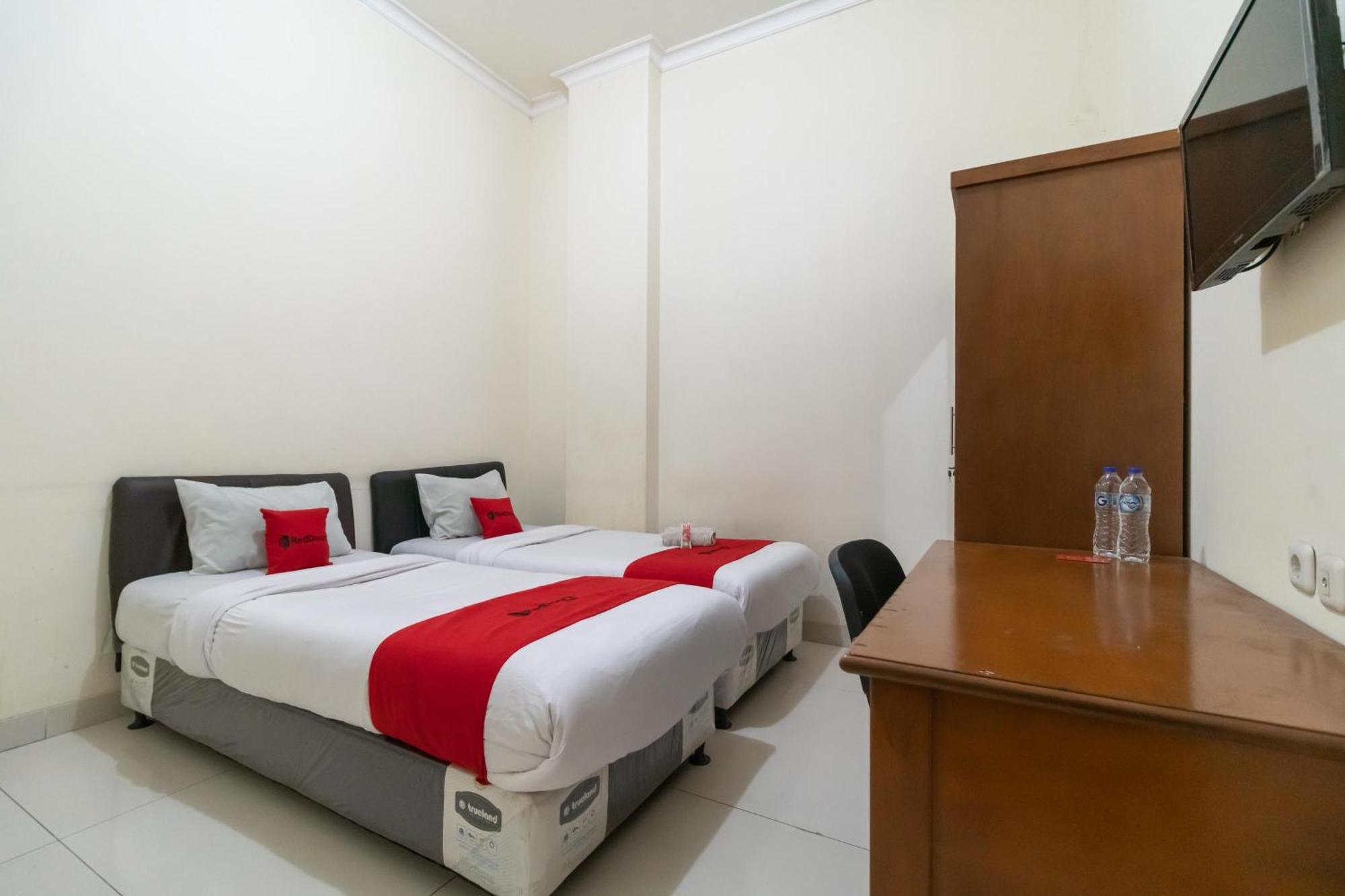 Reddoorz Near Universitas Esa Unggul Bekasi Harapan Indah Hotel Eksteriør billede