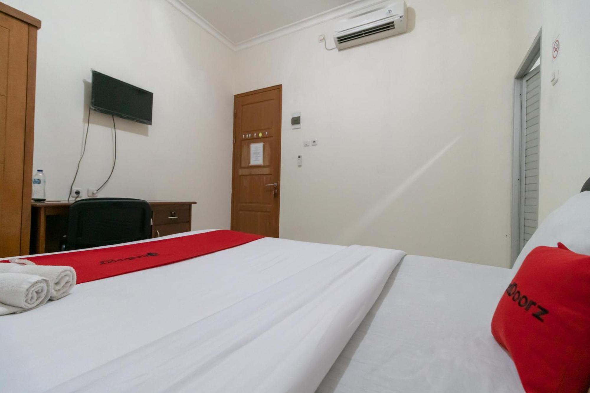 Reddoorz Near Universitas Esa Unggul Bekasi Harapan Indah Hotel Eksteriør billede