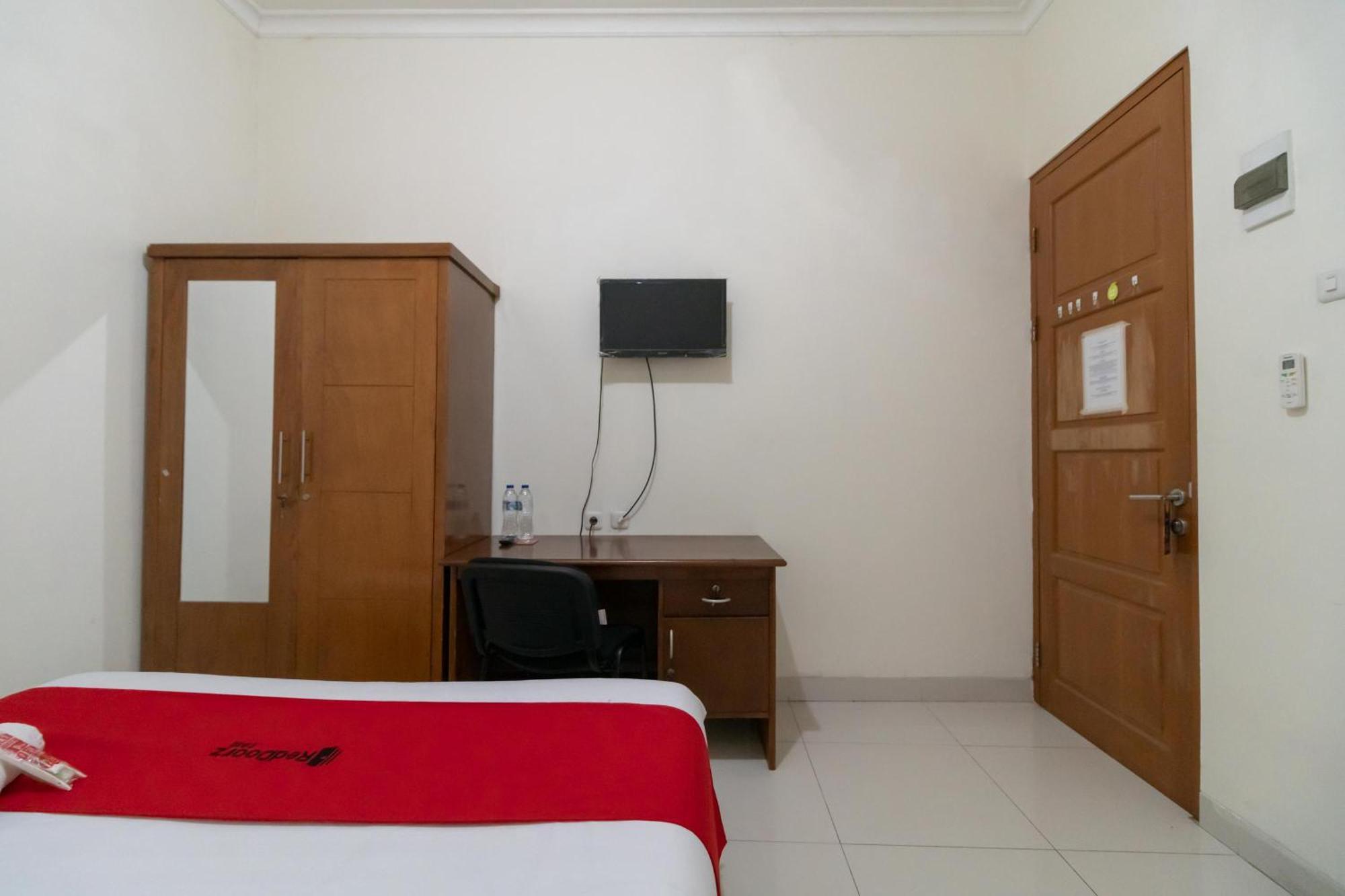 Reddoorz Near Universitas Esa Unggul Bekasi Harapan Indah Hotel Eksteriør billede